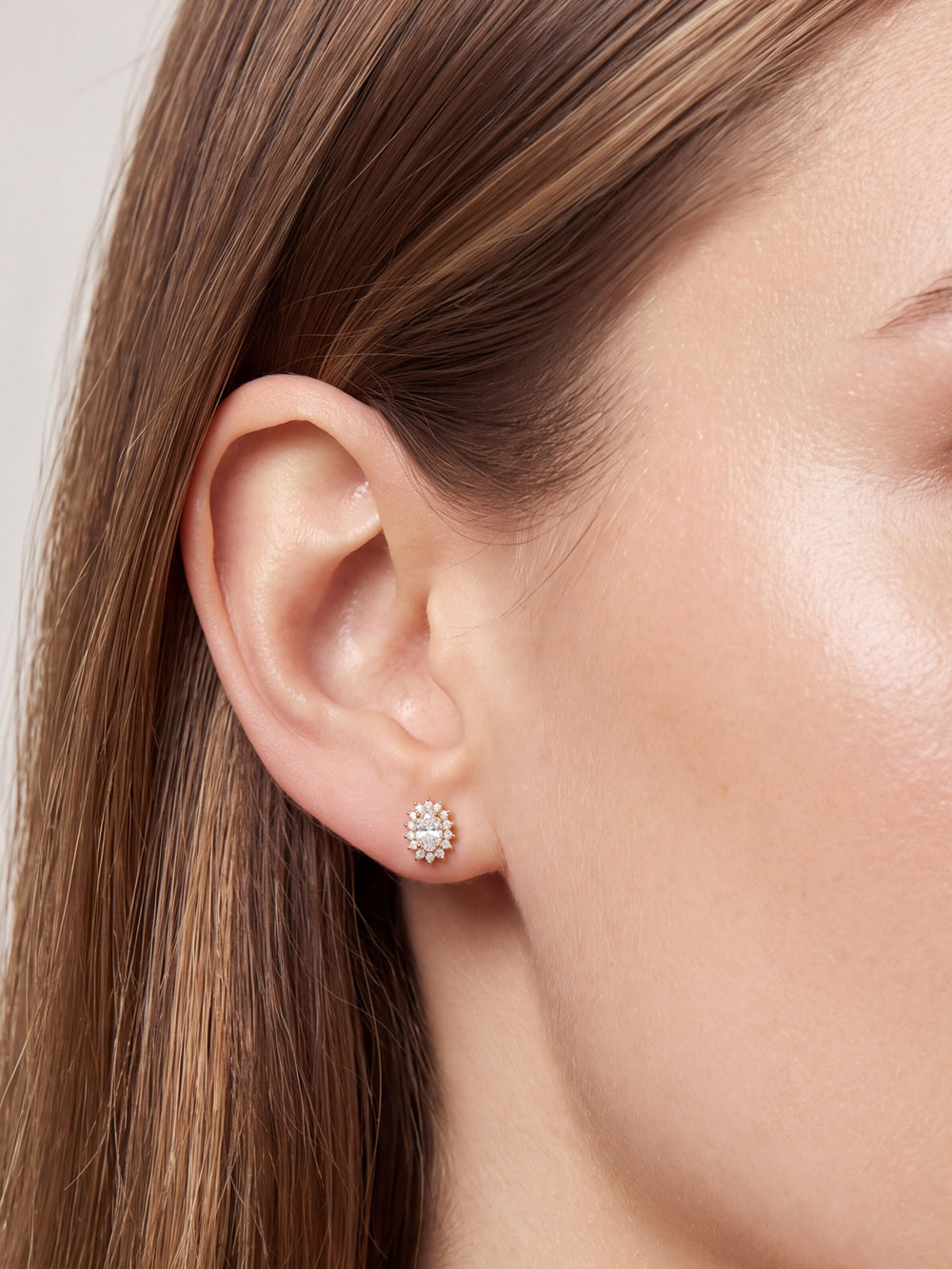 Par Arete Zirconia Blanca Ovalada Con Halo Floral