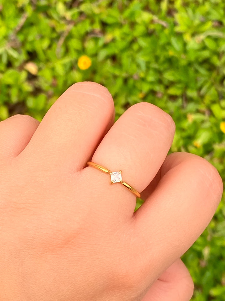 Anillo Delgado Con Rombo Zirconia