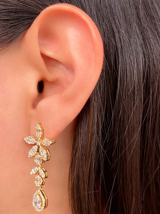 Par Arete Flor Cinco Petalos Con Gota Zirconias