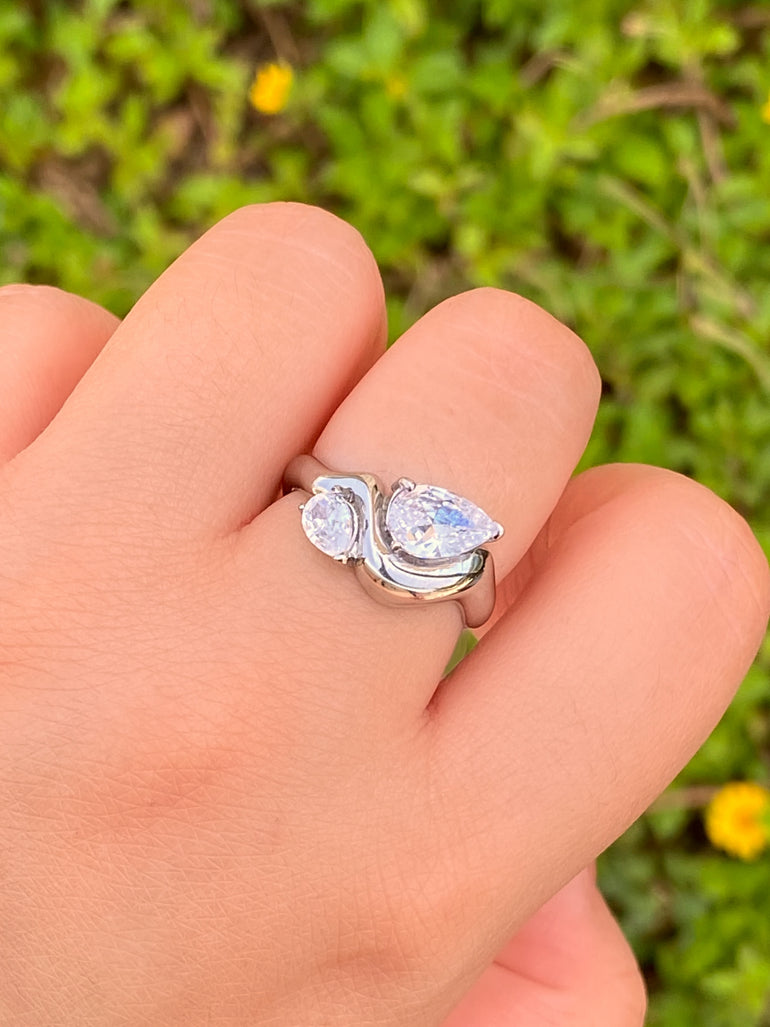 Anillo Plateado Ondulado Doble Gota Zirconia