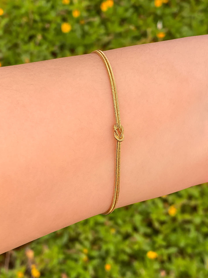 Pulsera Doble Delgada Con Mini Nudo