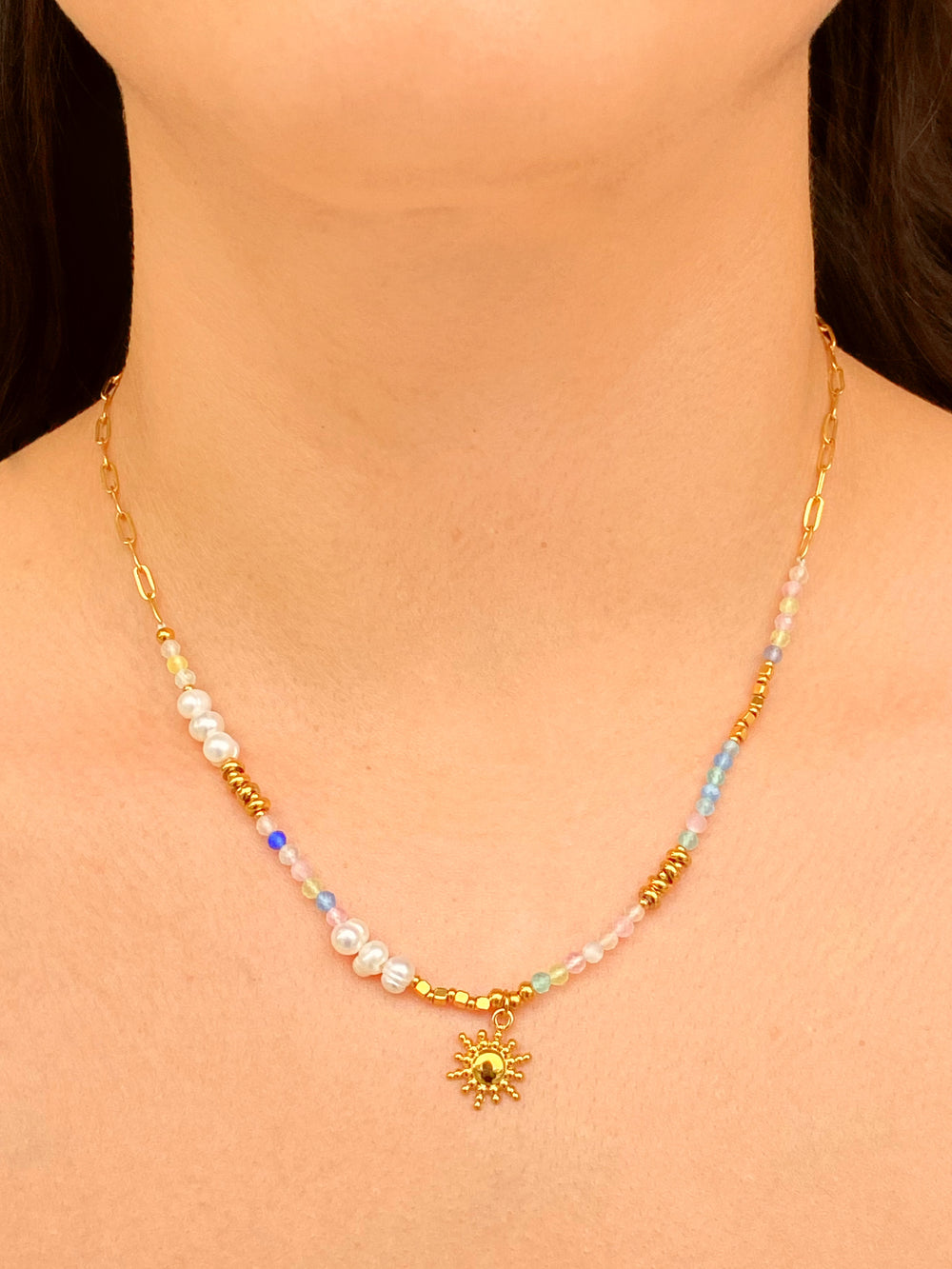 Collar Piedras y Perlas Con Dije Sol