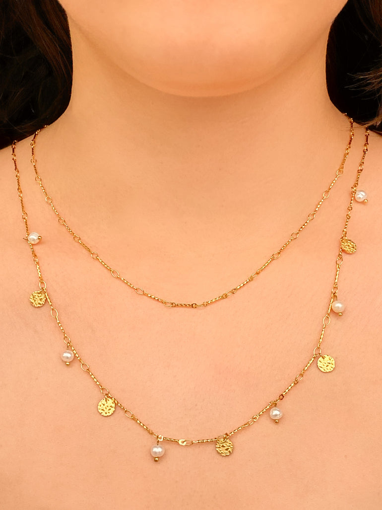 Collar Doble Con Perlitas y Dijes Dorados
