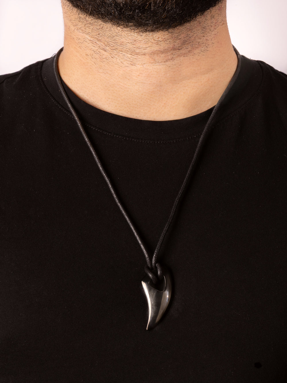 Collar Con Cordon y Dije Colmillo