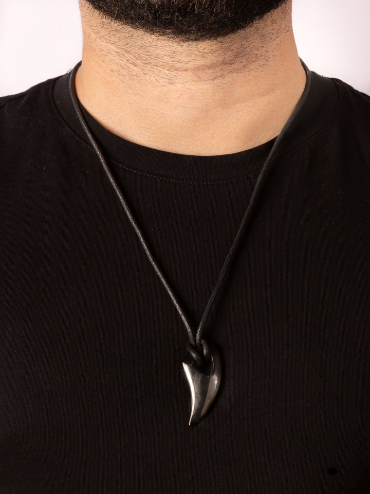 Collar Con Cordon y Dije Colmillo