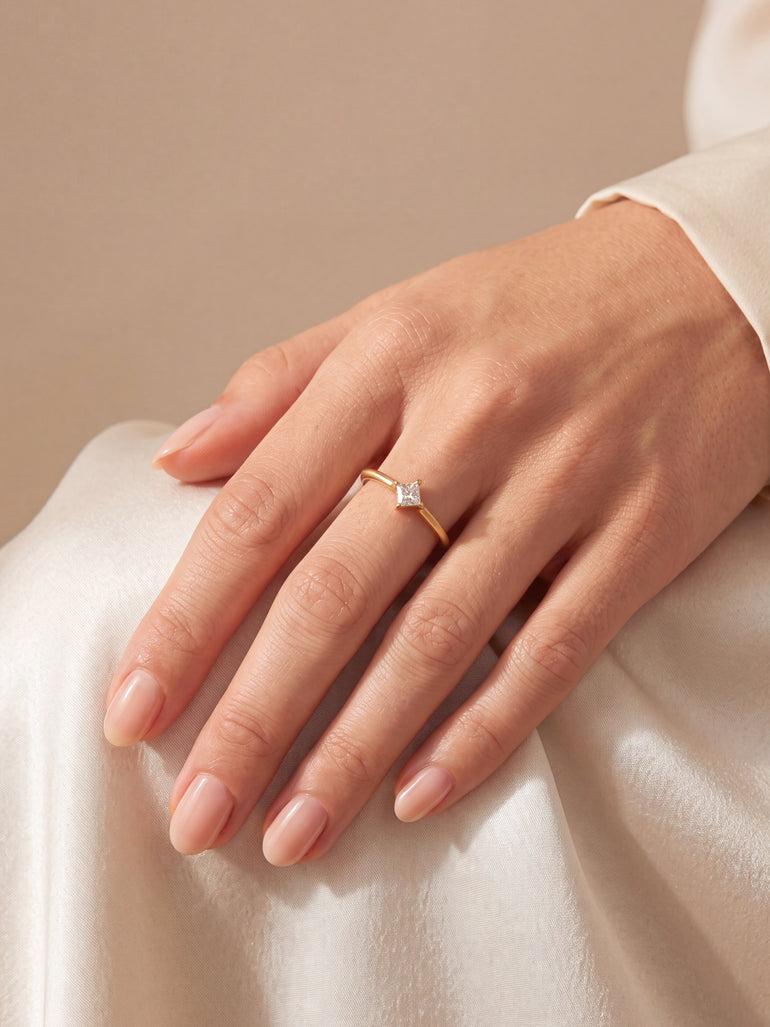 Anillo Delgado Con Rombo Zirconia