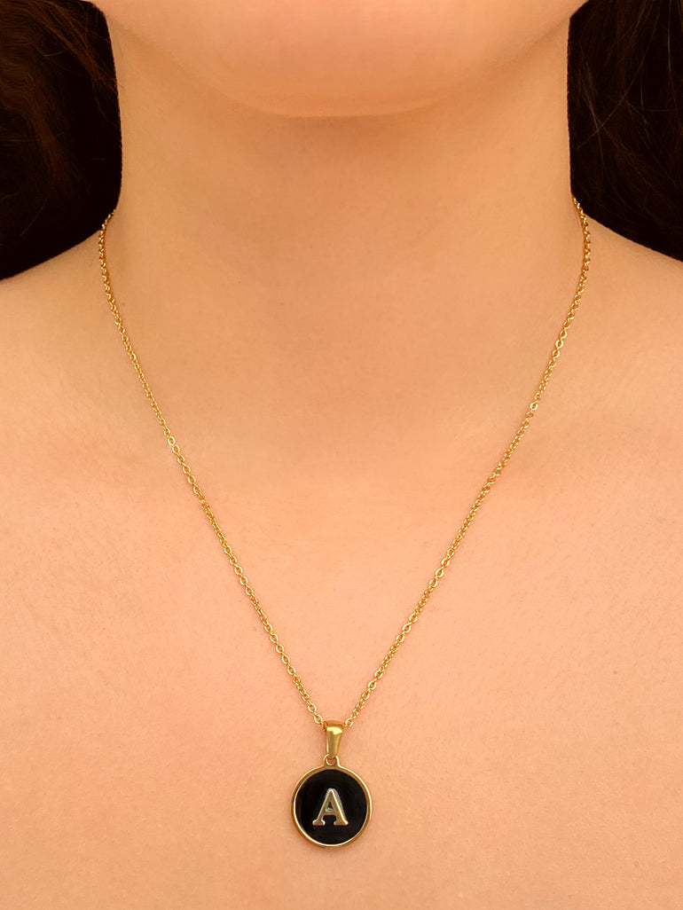 Collar Con Inicial Fondo Negro