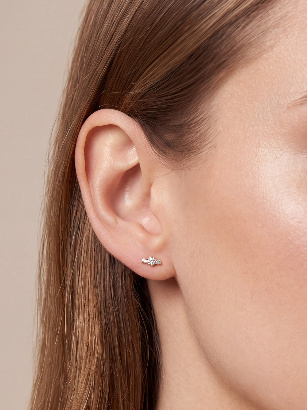 Arete Tres Zirconias Redondas Primera Perforacion Titanio