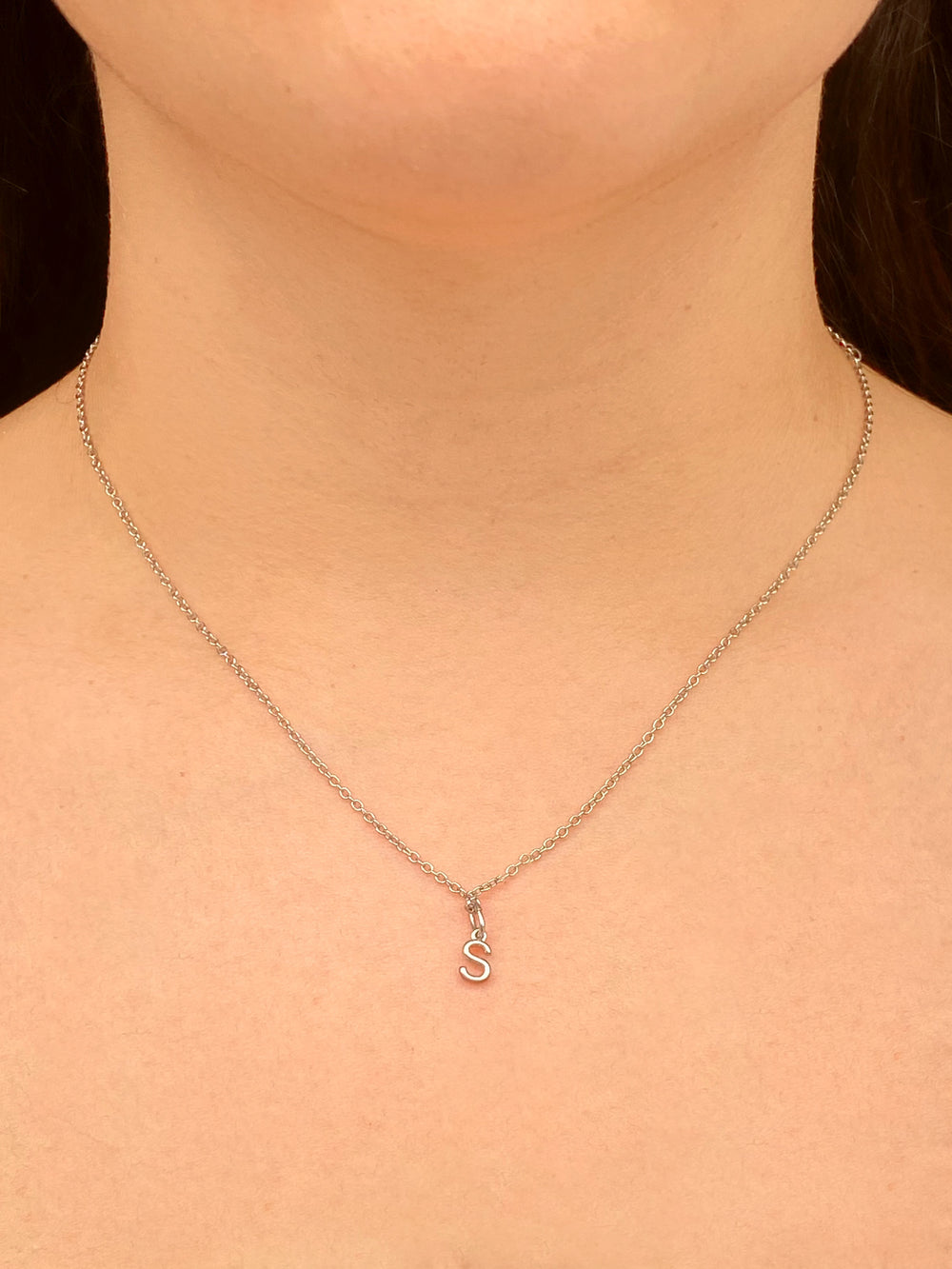 Collar Plateado Con Inicial