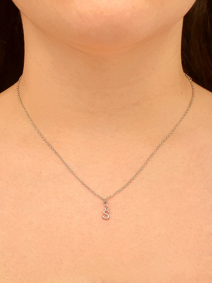 Collar Plateado Con Inicial