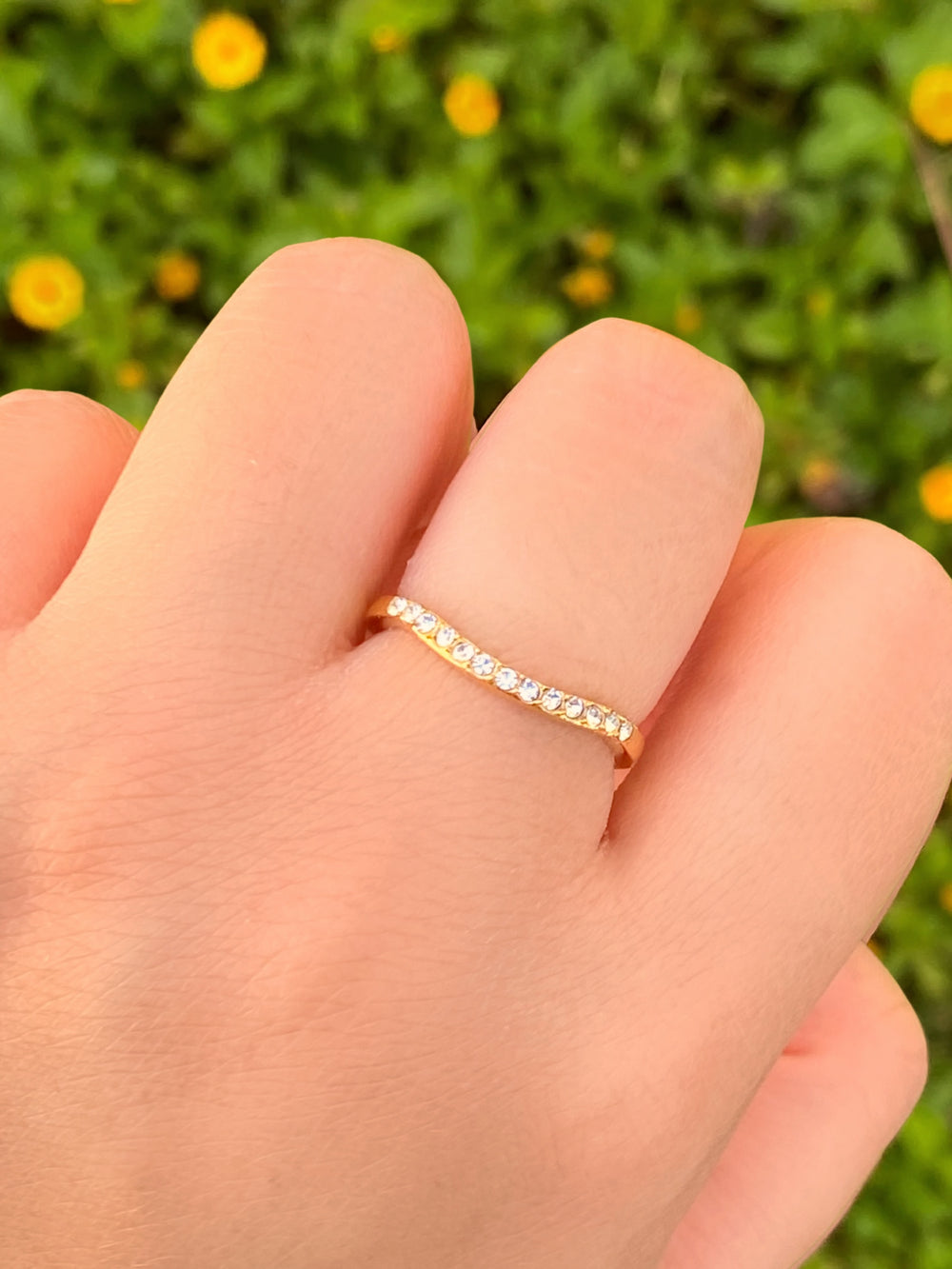 Anillo Ondulado Con Zirconias