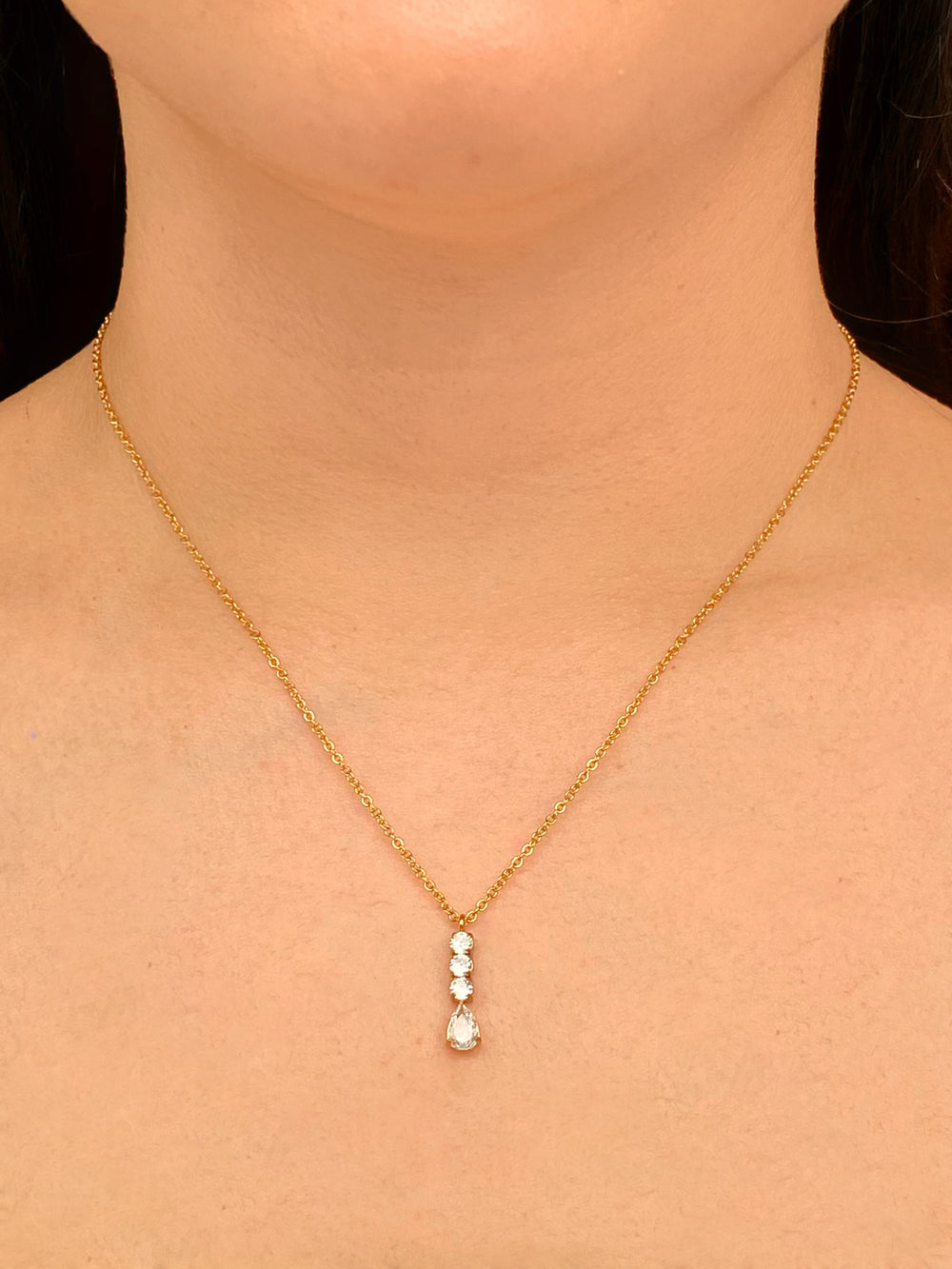 Collar Con Linea Tres Zirconias Y Gota