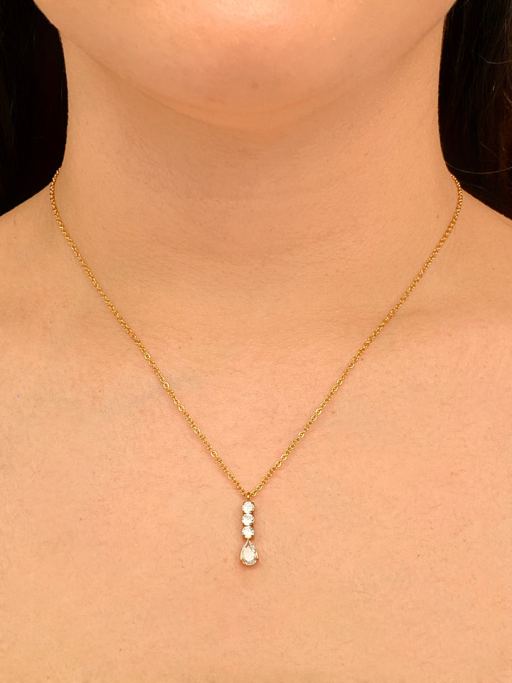 Collar Con Linea Tres Zirconias Y Gota