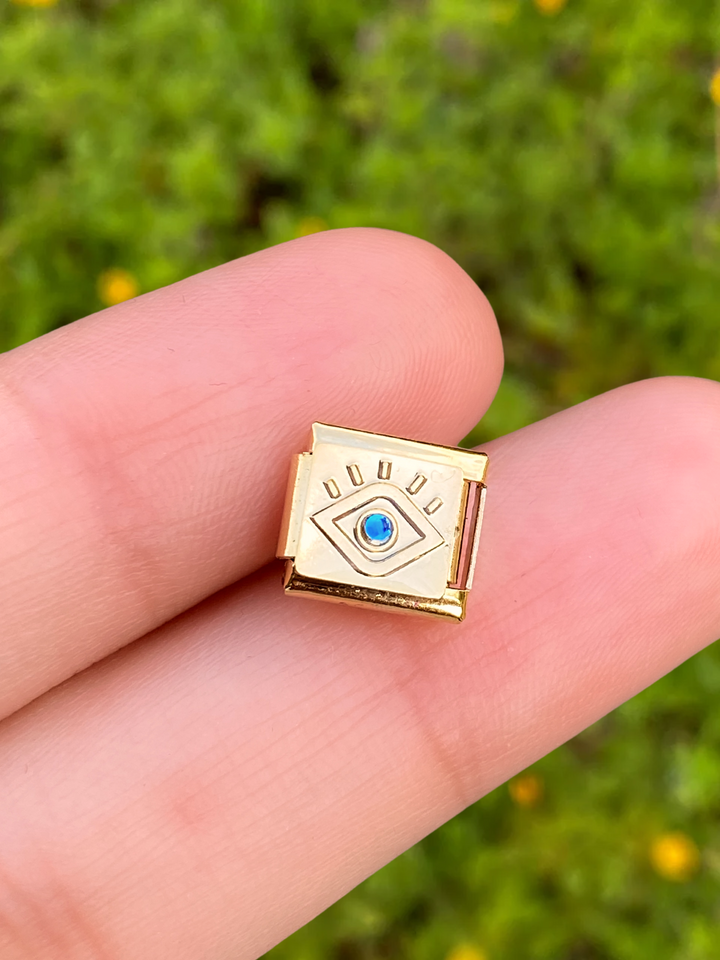 Charm Dorado con Ojo Azul