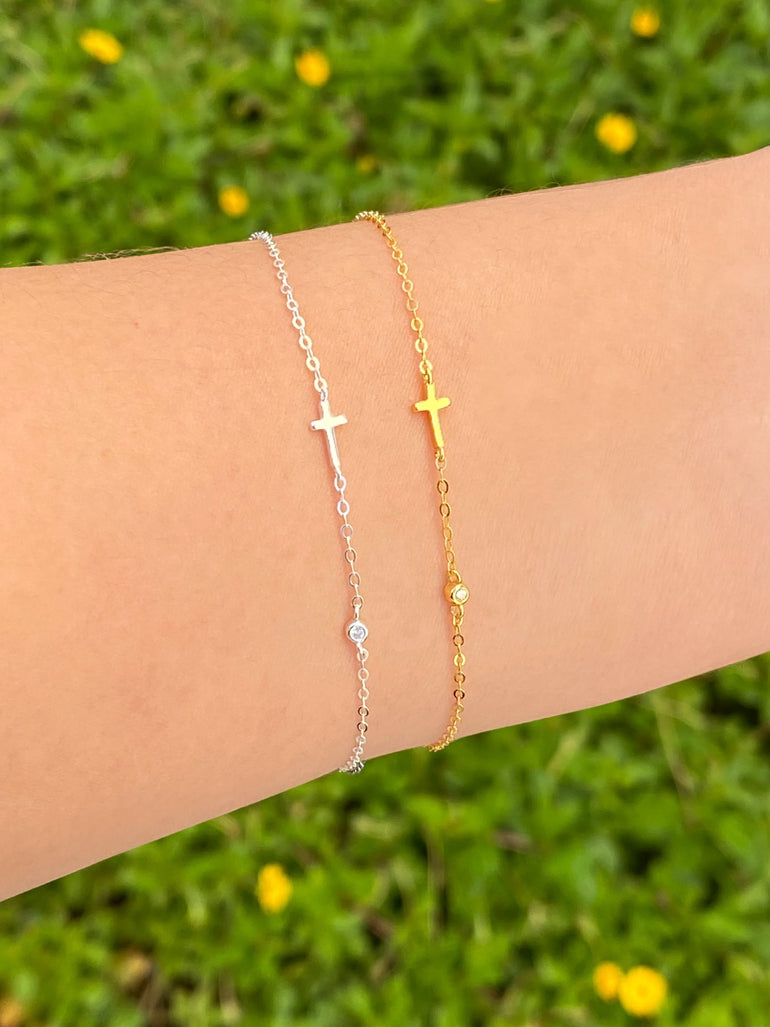 Pulsera Con Mini Cruz y Zirconia