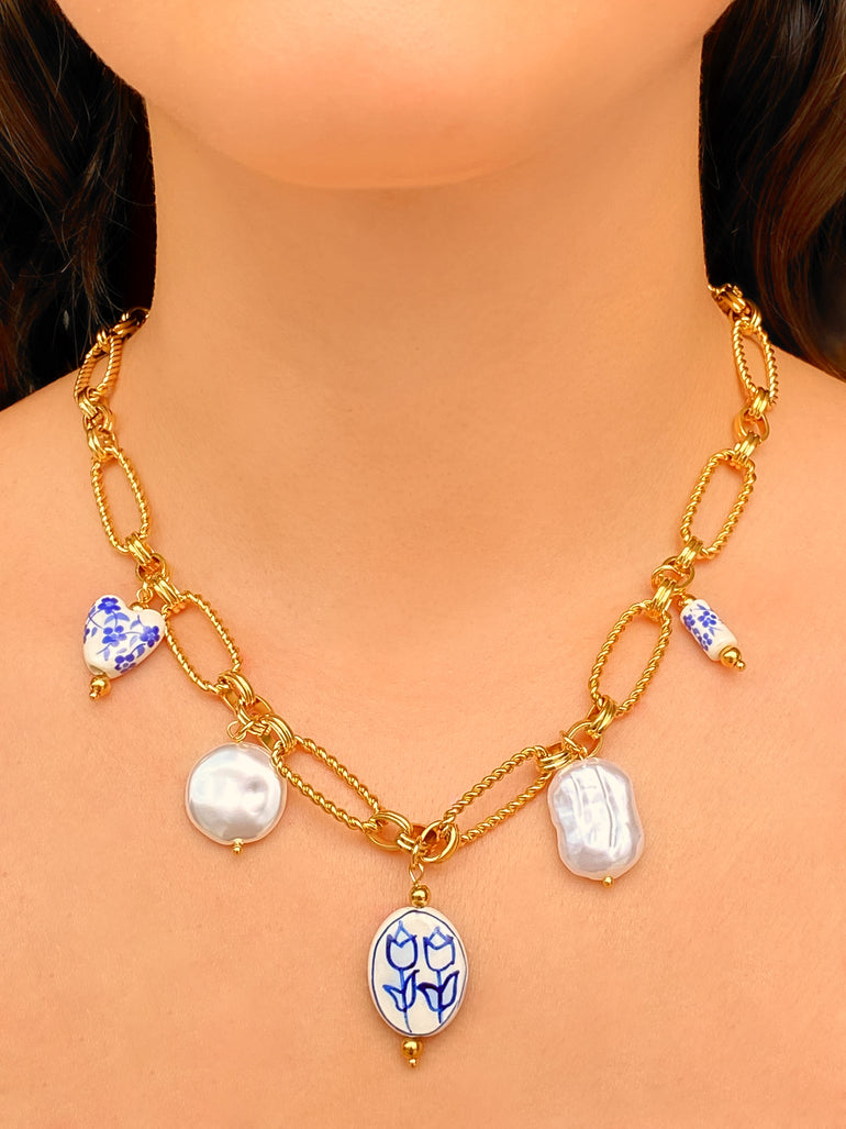 Collar Eslabon Con Dijes Flores Azules  y Perlas