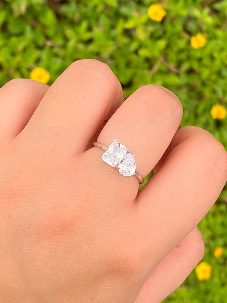 Anillo Con Zirconia Rectangular Y Gota