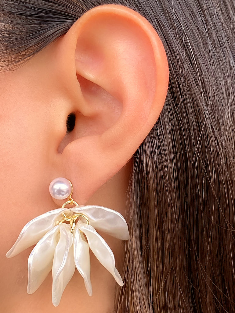 Par Arete Perla Con Petalos Flor Blancos