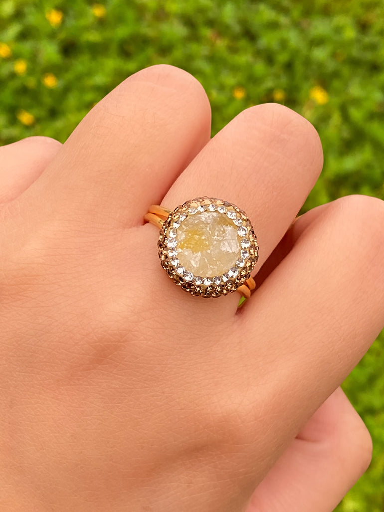 Anillo Con Cuarzo Dorado