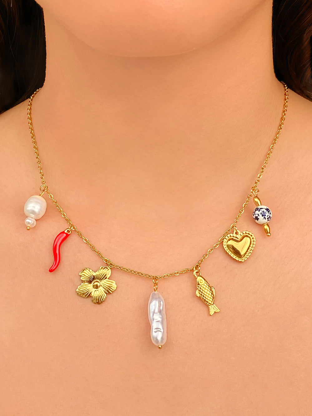 Collar Delgado Con Dijes Flores, Perlas y Corazon