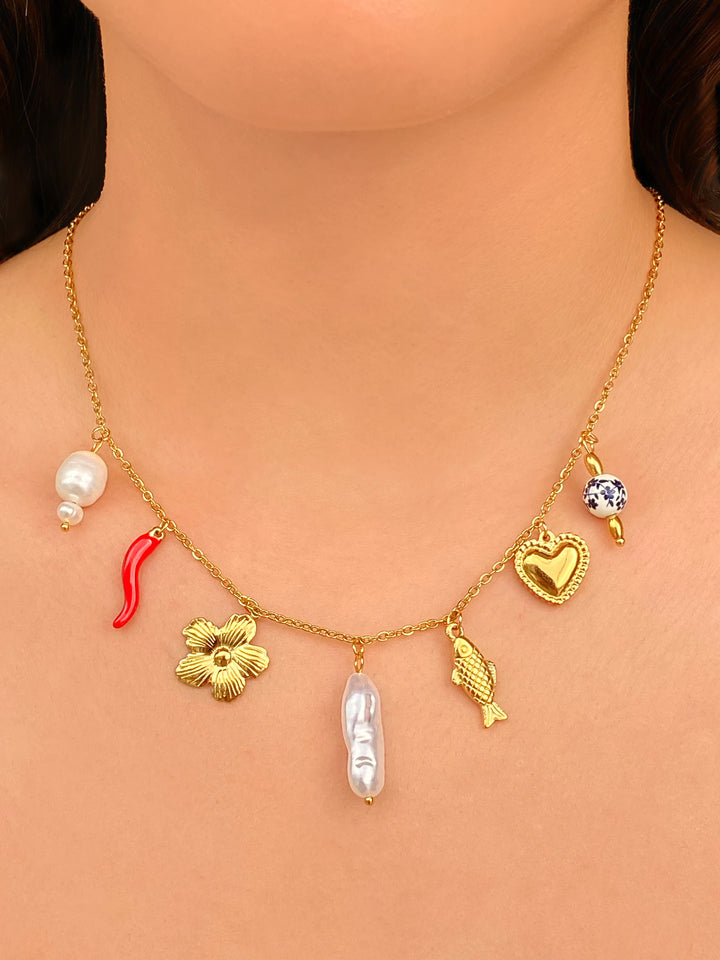 Collar Delgado Con Dijes Flores, Perlas y Corazon