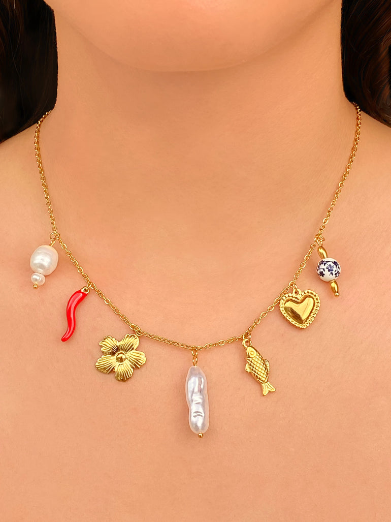 Collar Delgado Con Dijes Flores, Perlas y Corazon