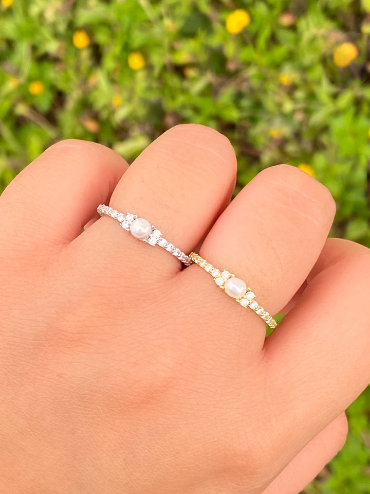 Anillo Perla Central y Zirconias
