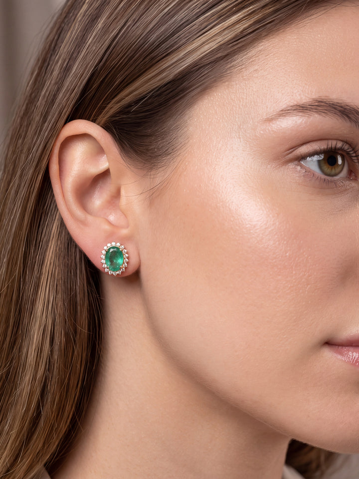 Par Arete Esmeralda Corte Ovalo Con Halo De Diamantes 3.8 CTTW