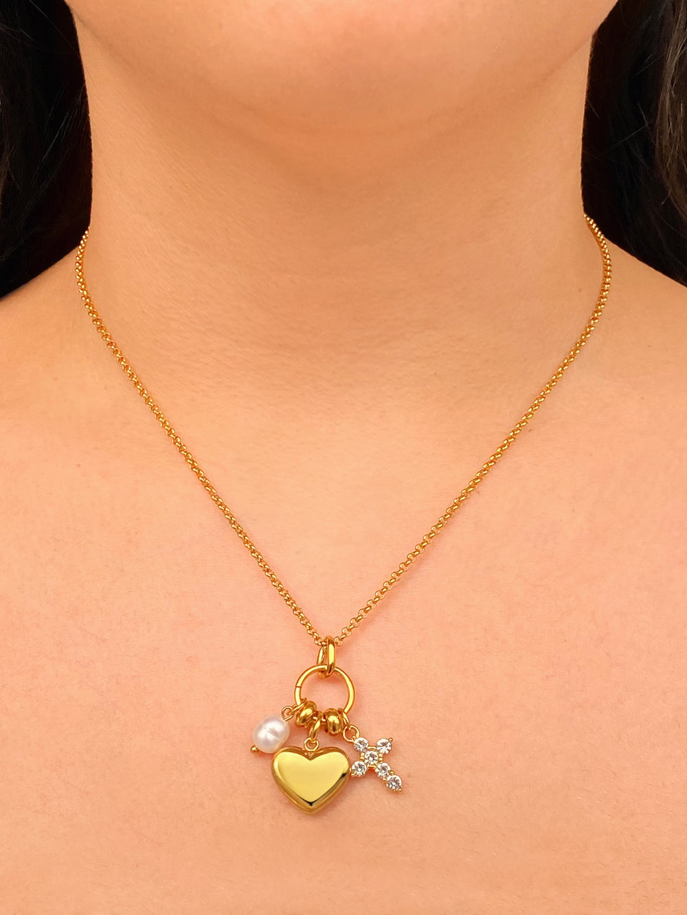 Collar Con Circulo Dijes Corazon, Cruz y Perla