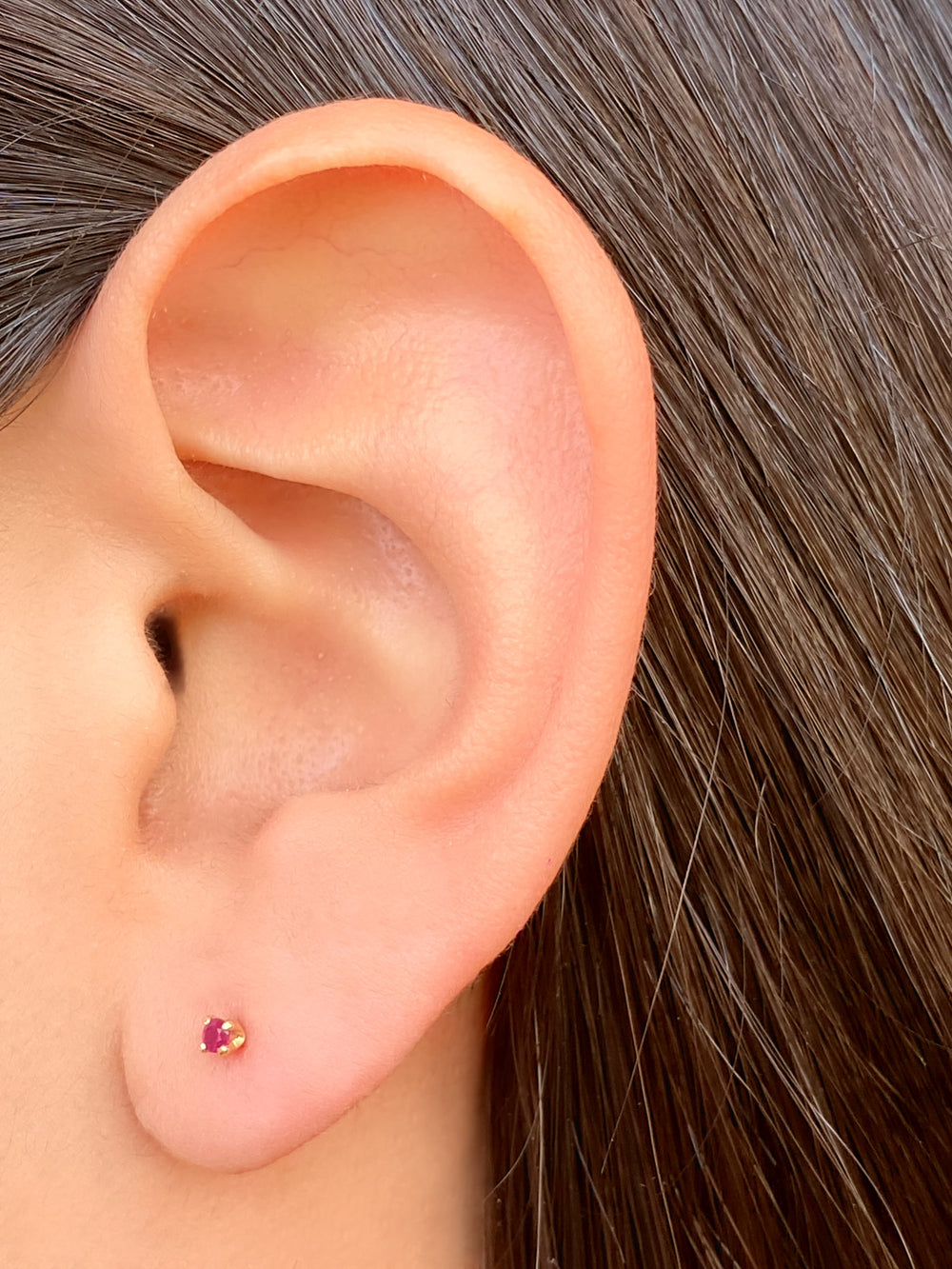 Arete Broquel Solitario Corte Round 0.05 Ct Rubi Natural