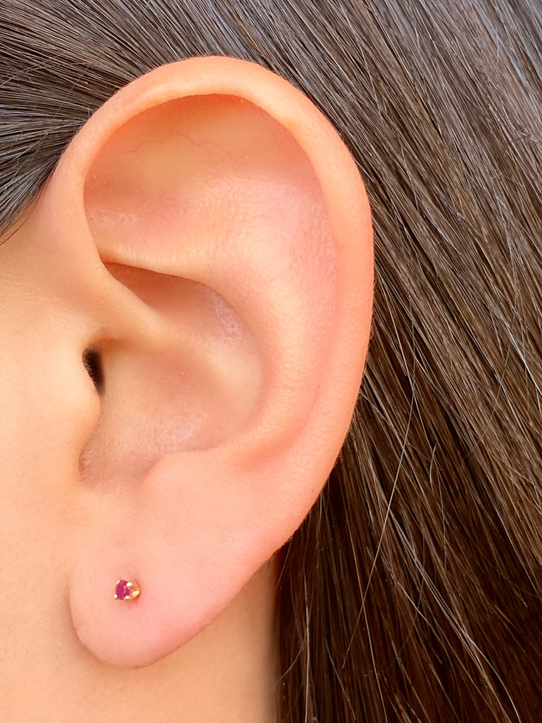 Arete Broquel Solitario Corte Round 0.05 Ct Rubi Natural
