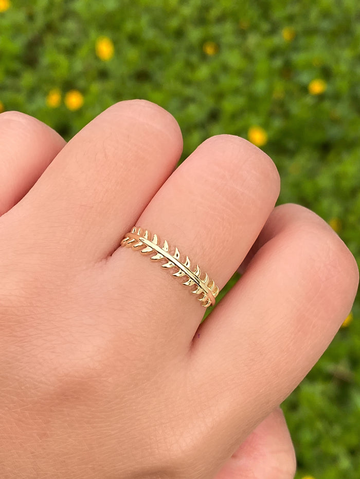 Anillo Mitad Hojas Oro 10K