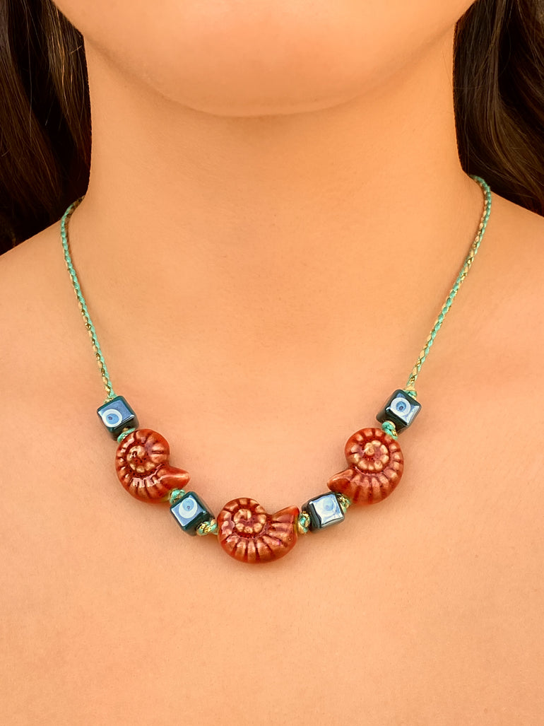 Collar Verde Con Caracoles y Ojos Cuadrados