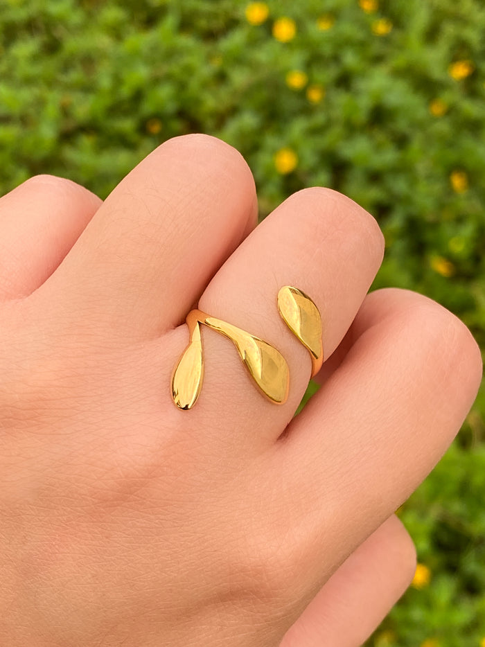Anillo Abierto con Tres Hojas