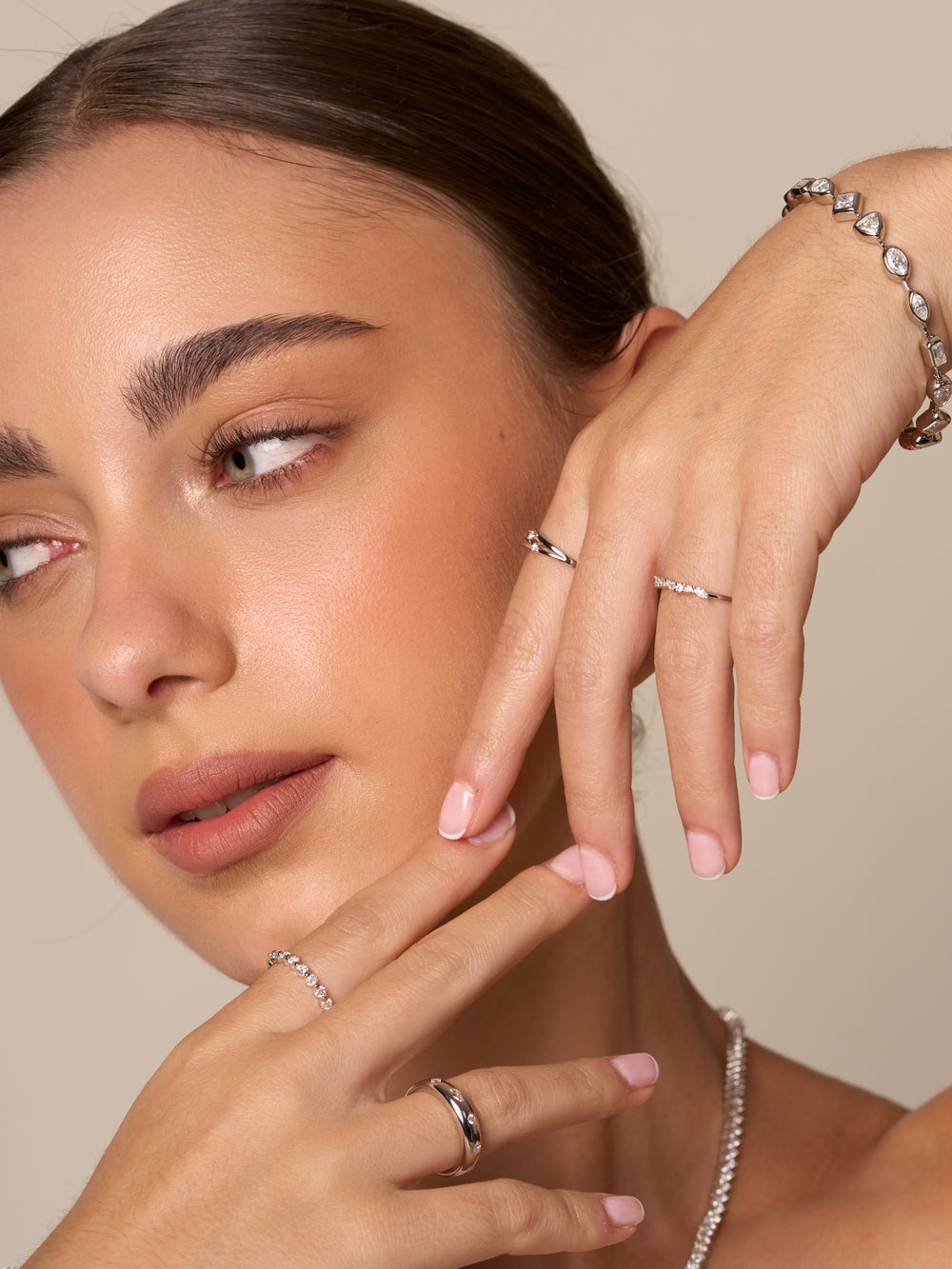 Anillo Zirconias Petalos y Redondas