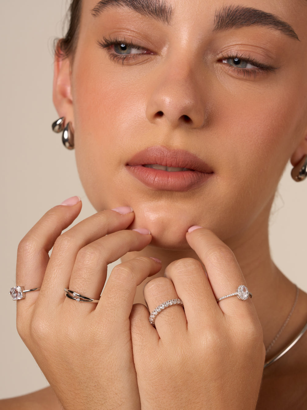 Anillo Ovalo Con Zirconia Blanca