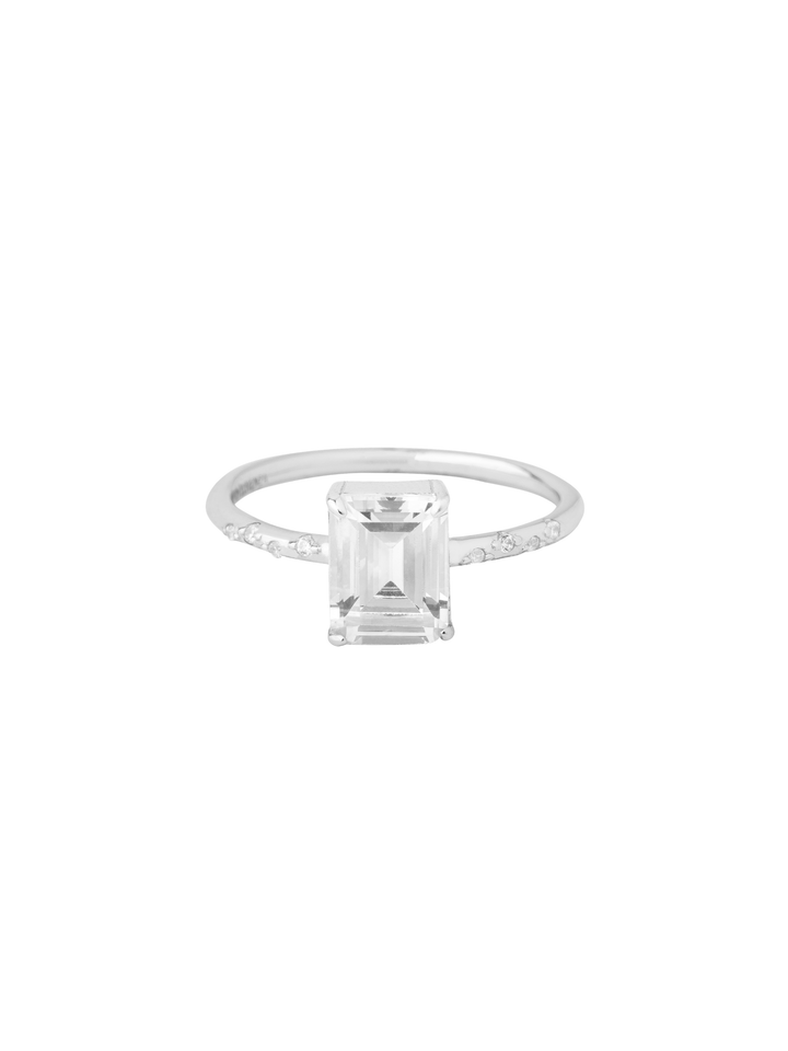 Anillo Con Piedra Rectangular Blanca Y Zirconias