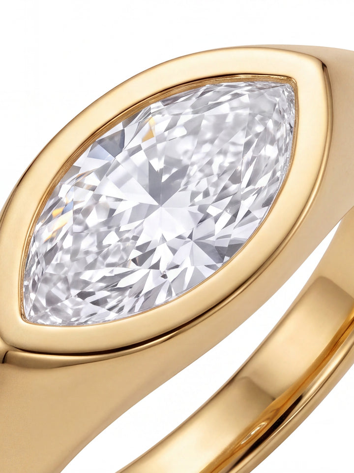 Anillo Con Zirconia Central Ovalada