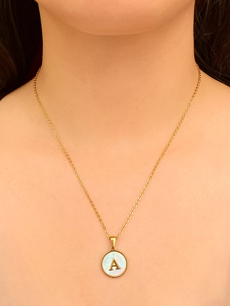 Collar Concha Nacar con Inicial