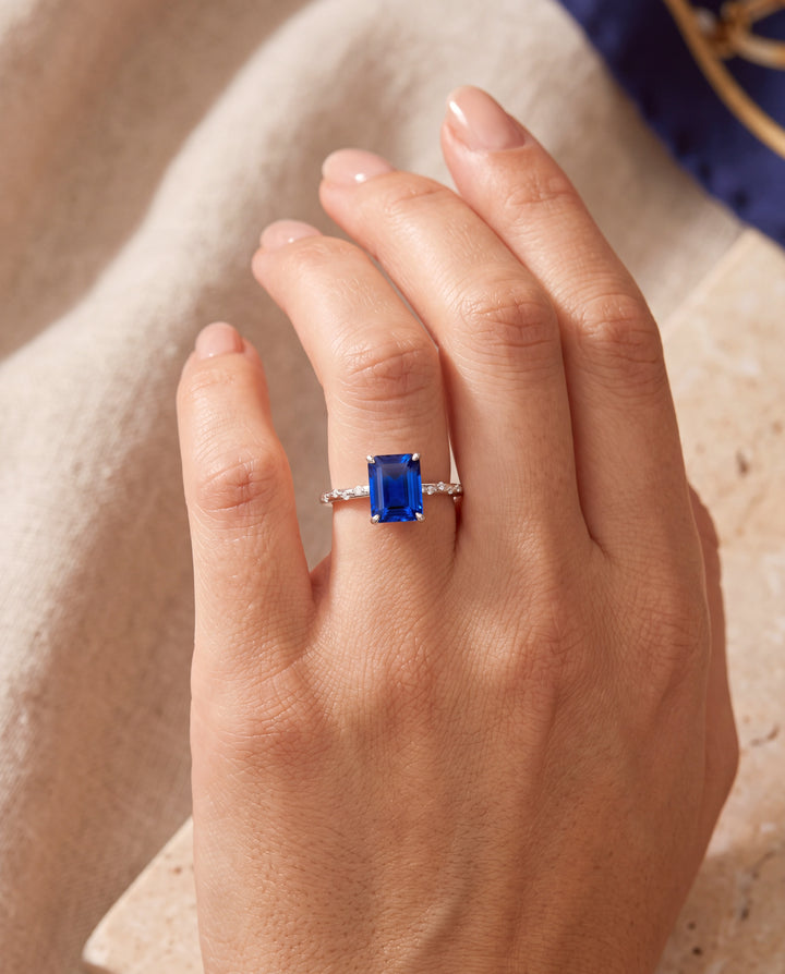Anillo Con Piedra Rectangular Azul Y Zirconias