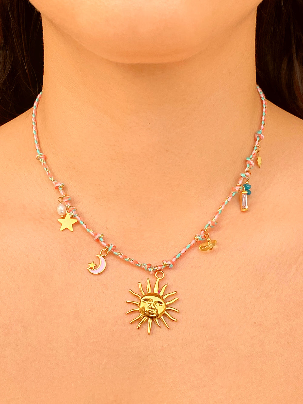 Collar Rosa, Aqua Con Dijes Sol, Luna y Estrella