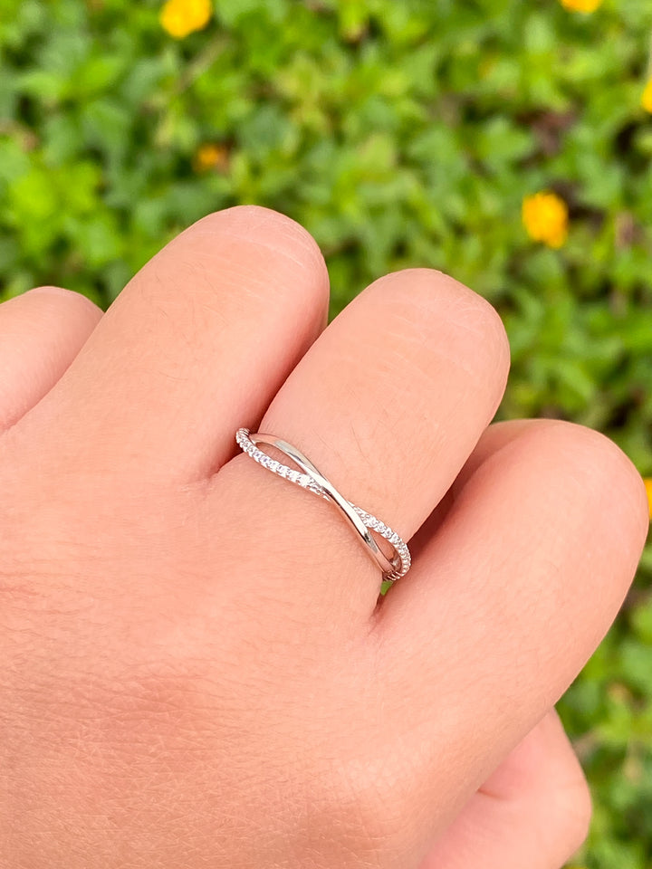 Anillo Entrelazado Liso Y Con Zirconias