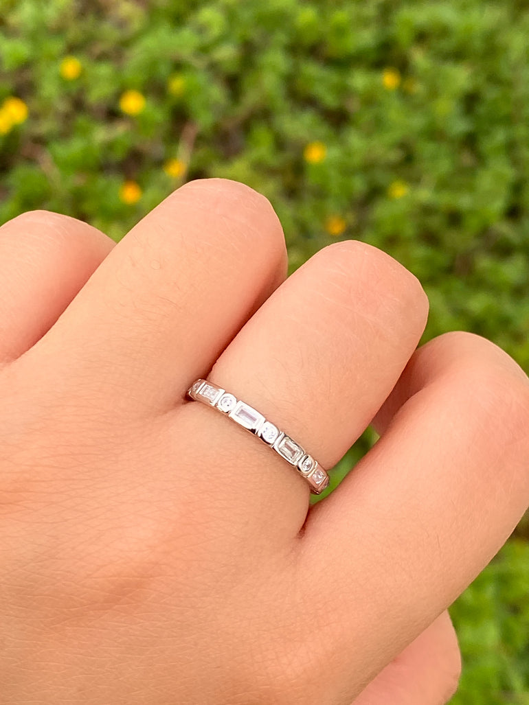 Anillo Plateado Baguettes Y Zirconias