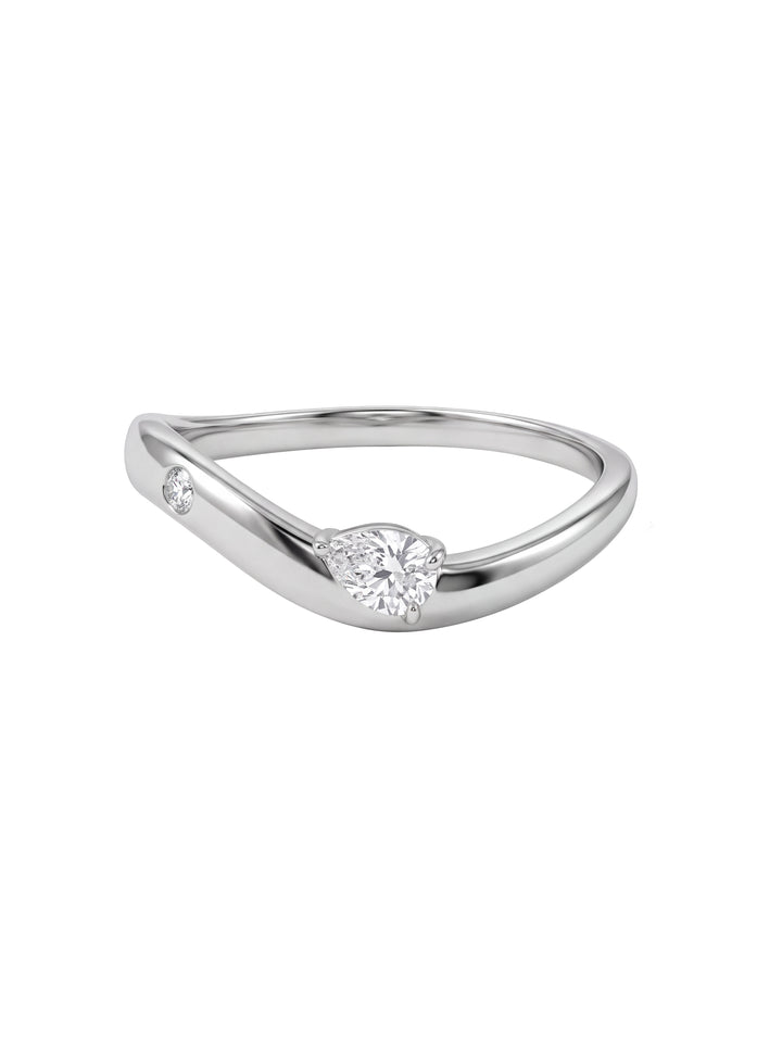 Anillo Plateado Ondulado Zirconia Marquesa