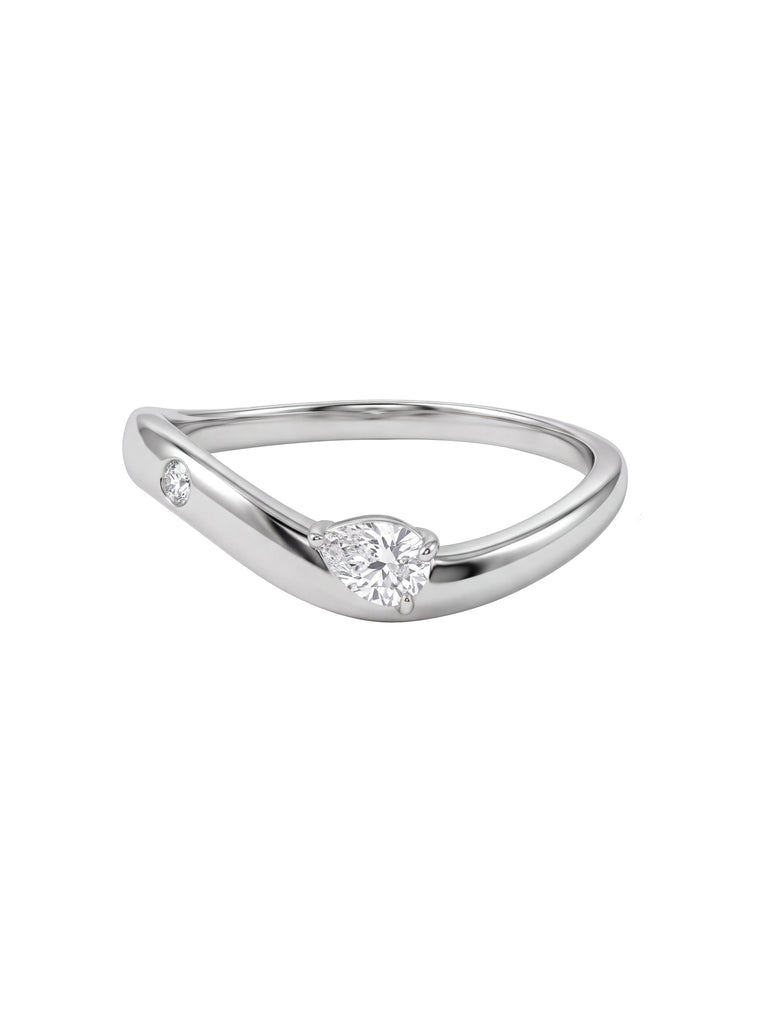 Anillo Plateado Ondulado Zirconia Marquesa