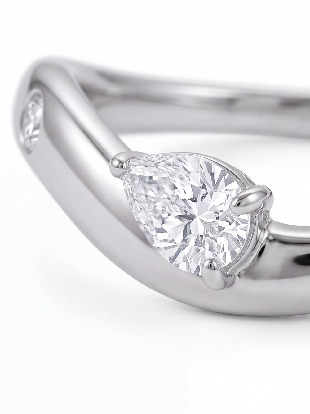 Anillo Plateado Ondulado Zirconia Marquesa