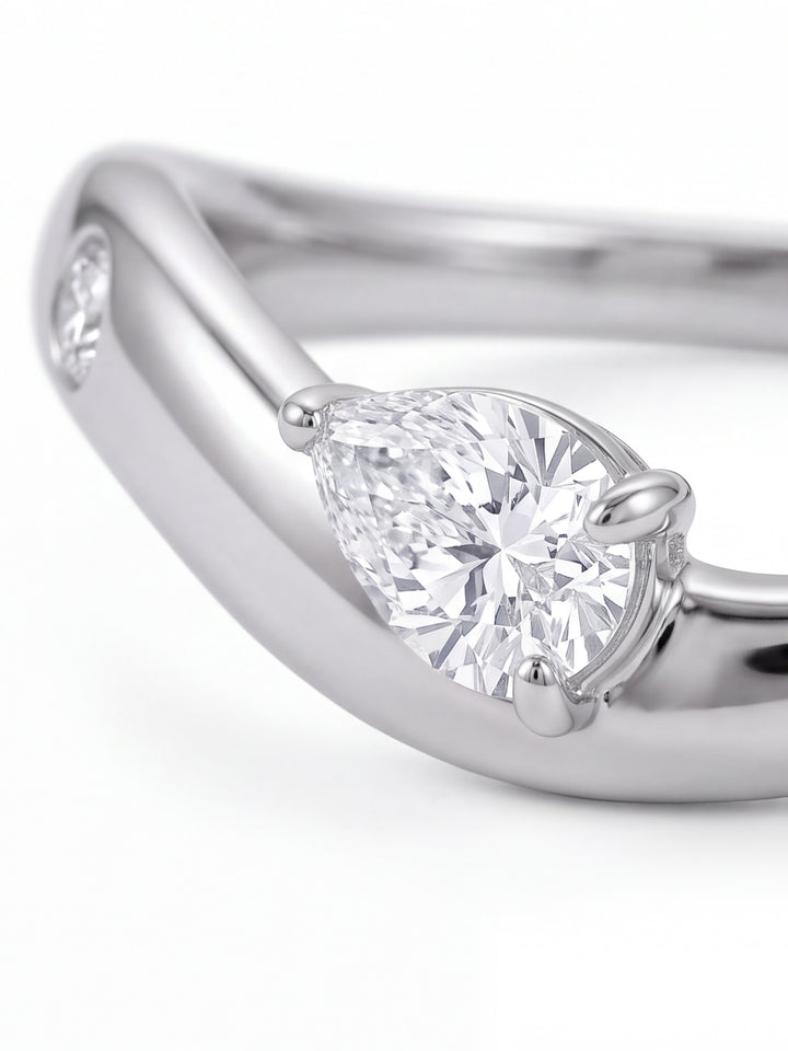 Anillo Plateado Ondulado Zirconia Marquesa