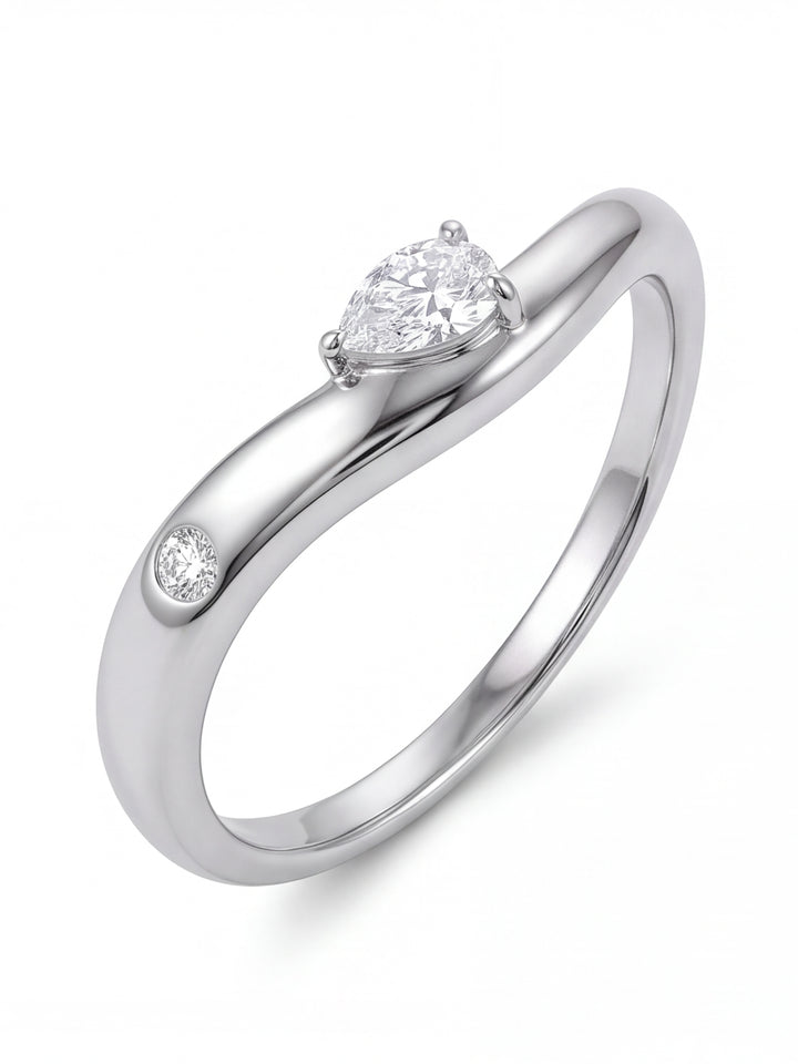 Anillo Plateado Ondulado Zirconia Marquesa