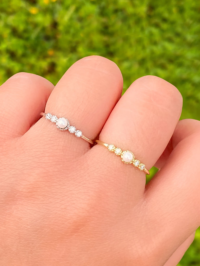 Anillo Perla Central y Zirconias