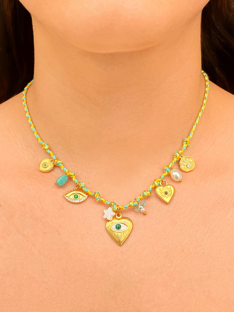 Collar Verde Con Dijes Corazon y Ojos